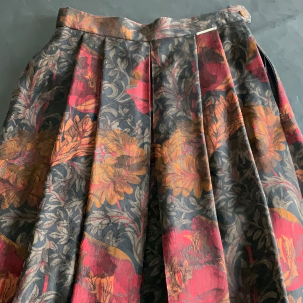 Gorgeous Geiger 100% Wool Skirt, fully lined.